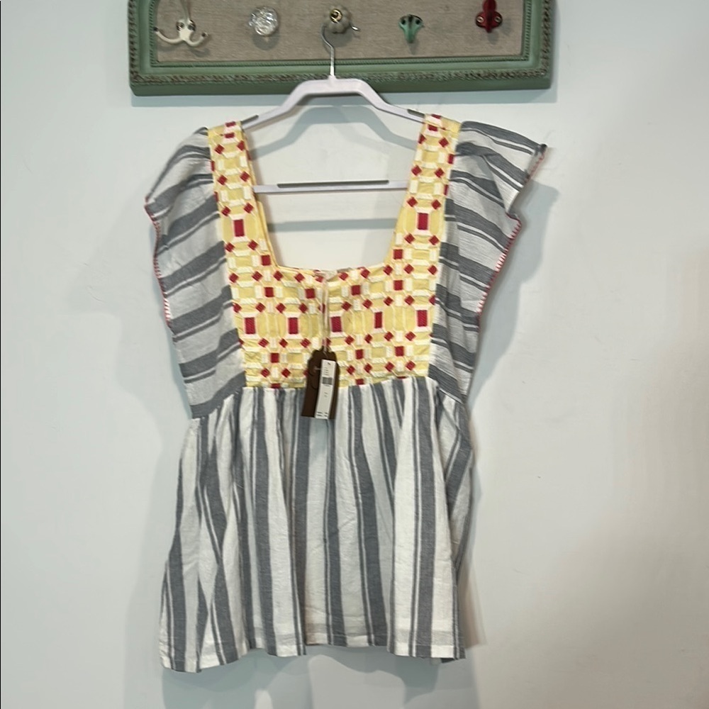 Anthropologie Gray and White Ruffled Sleeveless Blouse